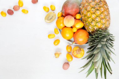 Beyaz ahşap arka planda çeşitli meyveler