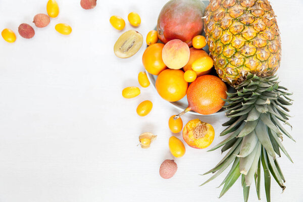 различные фрукты на белом фоне