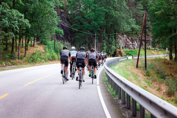 группа велосипедистов в горах