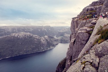 Norveç, Preikestolen - 23 Ağustos 2019: Norveç 'te Preikestolen' de fotoğraf çekmek için sırada bekleyen bir turist topluluğu