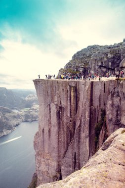 Norveç, Preikestolen - 23 Ağustos 2019: Norveç 'te Preikestolen' de fotoğraf çekmek için sırada bekleyen bir turist topluluğu