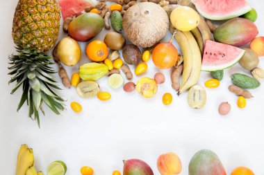 Beyaz ahşap arka planda çeşitli meyveler