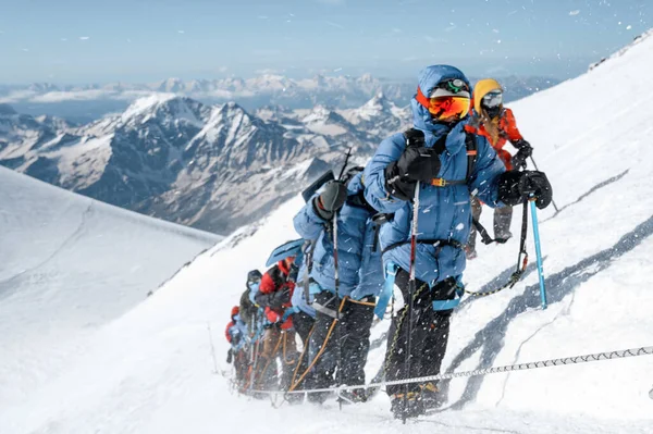 Group Climbers Climbing Elbrus High Quality Photo — Stock Photo, Image