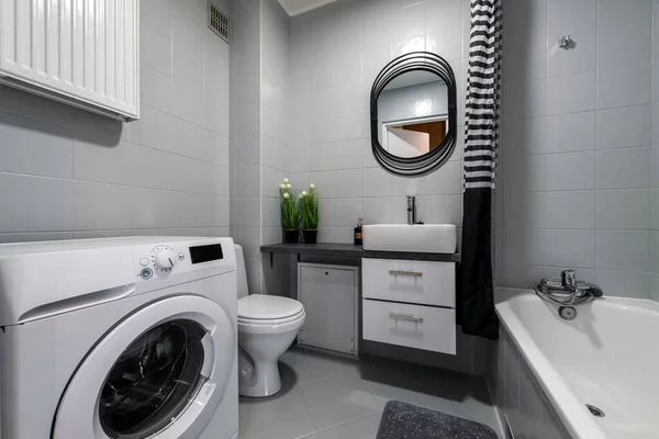 Banheiro Pequeno Acabamento Cinza Com Máquina Lavar Roupa — Fotografia de Stock