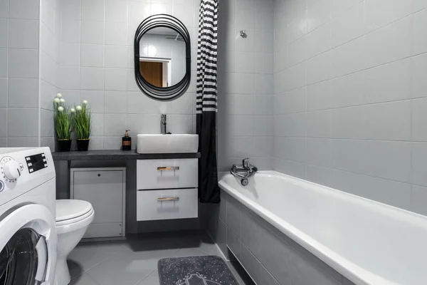 Banheiro Pequeno Acabamento Cinza Com Máquina Lavar Roupa — Fotografia de Stock
