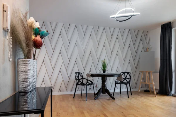 带有木制地板的现代室内设计小空房间 — 图库照片