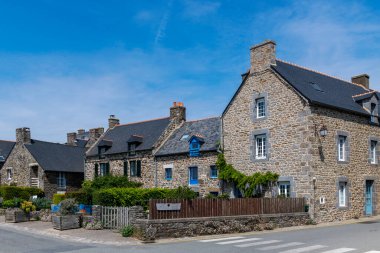 Fransa 'nın en güzel köylerinde sokaklar ve cepheler Saint-Suliac, Brittany
