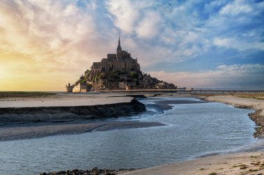 Mont Saint-Michel 'deki Başmelek Michael - Fransa' nın kuzeyinde, Mont Saint-Michel tepesindeki eski bir erkek Benedikt manastırı..