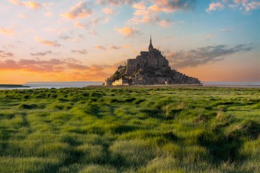 Mont Saint-Michel 'deki Başmelek Michael - Fransa' nın kuzeyinde, Mont Saint-Michel tepesindeki eski bir erkek Benedikt manastırı..