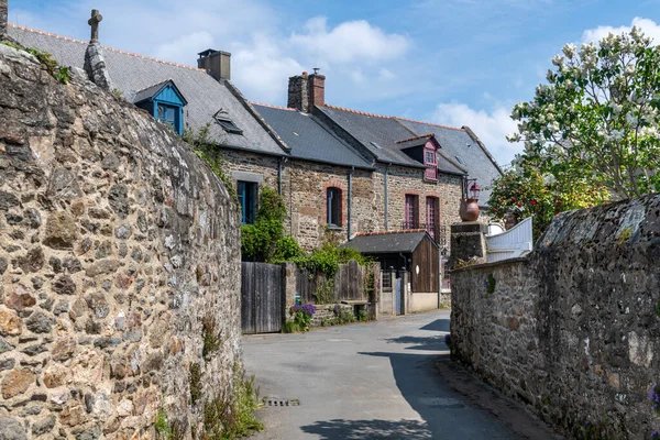フランスで最も美しい村の通りとファサード Saint Suliac ブルターニュ — ストック写真