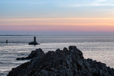 Pointe du Raz üzerinde gün batımı Fransa 'da Atlantik Okyanusu üzerinde Brittany' de kayalık bir pelerin..