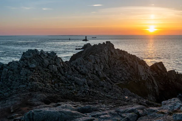 Zachód Słońca Nad Pointe Raz Skaliste Przylądek Francji Bretanii Oceanie — Zdjęcie stockowe