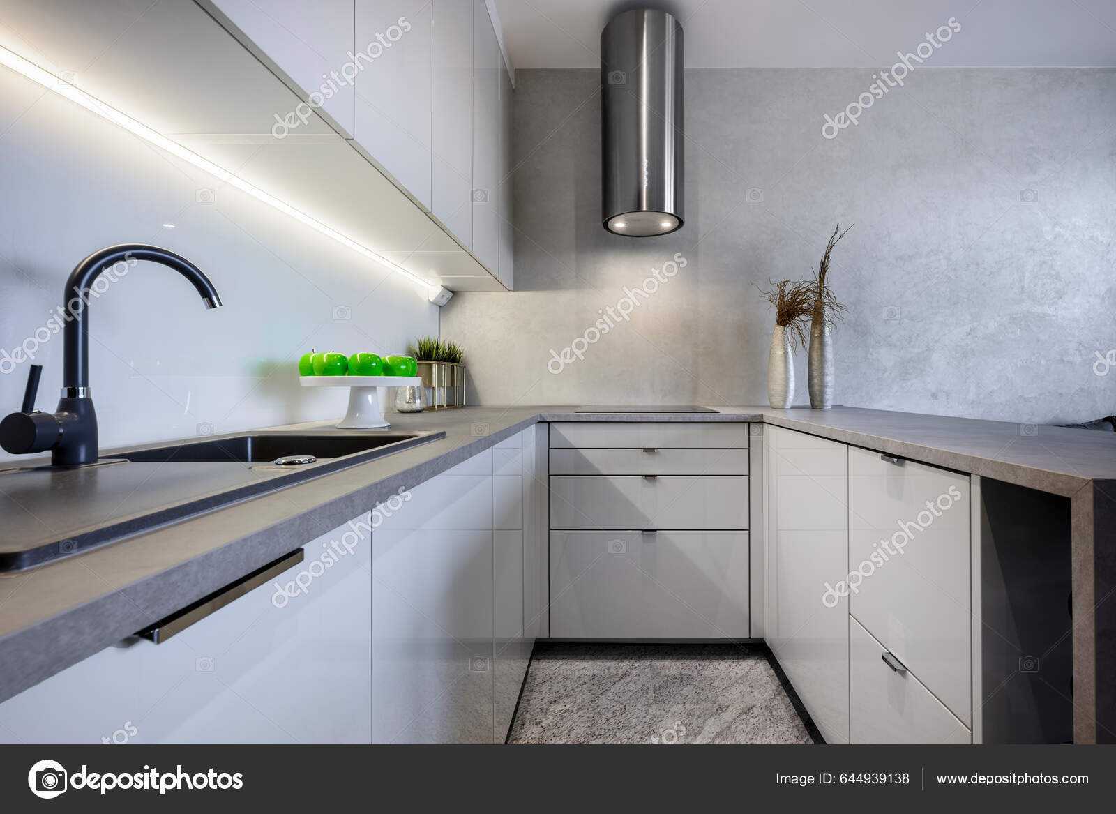 Μοντέρνα Εσωτερική Διακόσμηση Ανοιχτή Κουζίνα Μικρό Διαμέρισμα Λευκό  Φινίρισμα — Φωτογραφία Αρχείου © jacek_kadaj #644939138