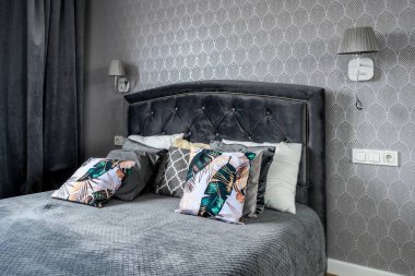 Modern iç tasarım - gri kaplama yatak odası