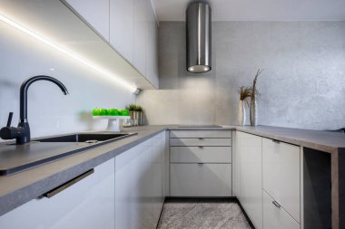 Modern iç tasarım - beyaz kaplamalı küçük bir dairede açık mutfak