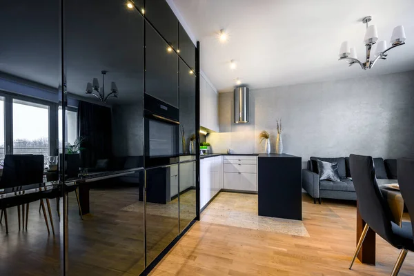 Nowoczesny Wystrój Wnętrz Otwarta Kuchnia Małym Mieszkaniu Wykończeniu Czarno Białym — Zdjęcie stockowe