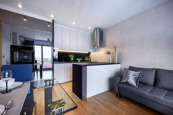 モダンなインテリアデザイン 黒と白の仕上げの小さなアパートでオープンキッチン — ストック写真