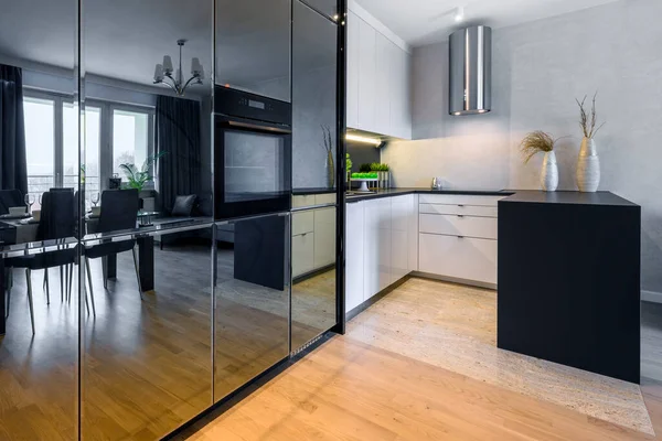 Modern Interieur Open Keuken Klein Appartement Zwart Wit Afwerking — Stockfoto