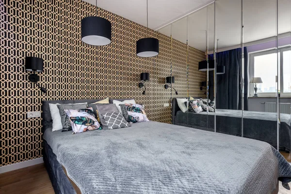 Modern Tasarım Altın Kaplama Yatak Odası — Stok fotoğraf