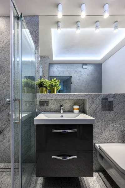 带有大理石装饰的时尚公寓中的现代小浴室 — 图库照片