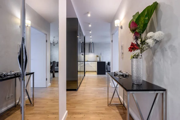 Modern Tasarım Koridor Siyah Gardırop Açık Mutfak — Stok fotoğraf