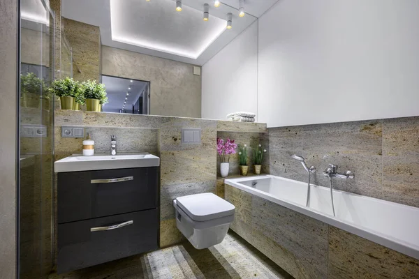 Mermer Kaplamalı Şık Bir Dairede Modern Küçük Banyo — Stok fotoğraf