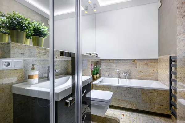 Moderní Malá Koupelna Stylovém Apartmánu Mramorovou Úpravou — Stock fotografie