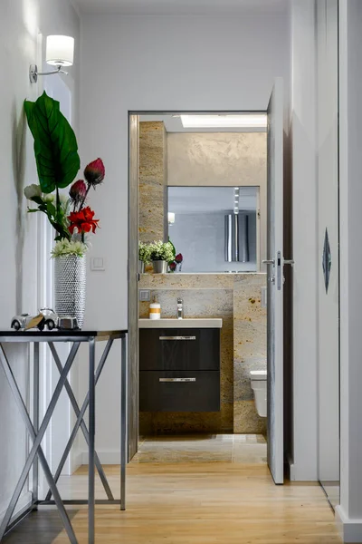 大理石仕上げとスタイリッシュなアパートのモダンな小さなバスルーム — ストック写真