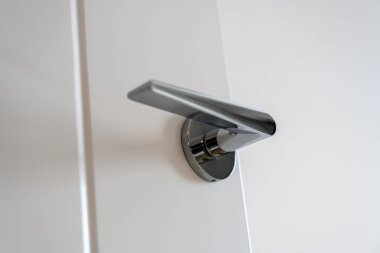 Modern, çağdaş gümüş kapı kulpu beyaz kapılar
