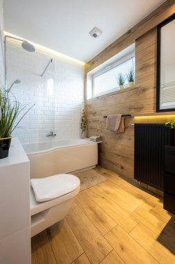 Modern küçük banyo şık apartman beyaz ve ahşap kaplama