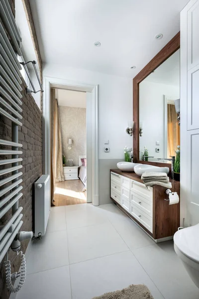 Moderno Piccolo Bagno Elegante Appartamento Con Finitura Legno — Foto Stock