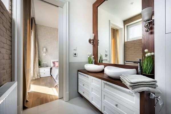 Modernt Litet Badrum Elegant Lägenhet Med Trä Efterbehandling — Stockfoto