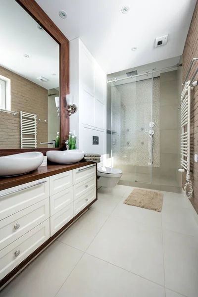 Moderní Malá Koupelna Stylovém Apartmánu Dřevěnou Povrchovou Úpravou — Stock fotografie