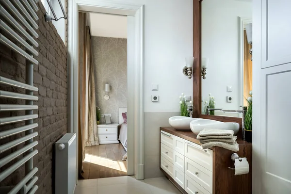 Moderno Piccolo Bagno Elegante Appartamento Con Finitura Legno — Foto Stock