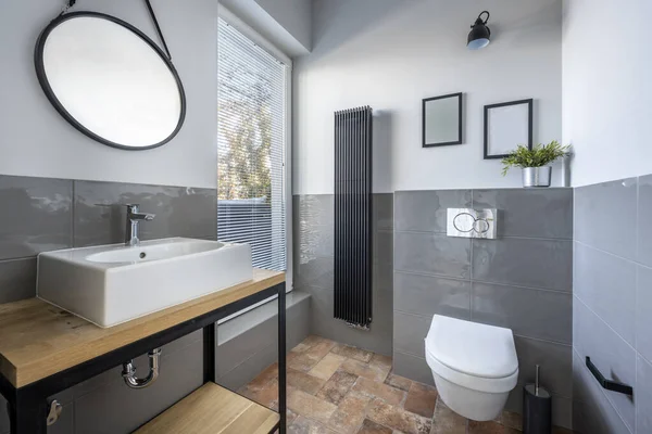 Μοντέρνο Μικρό Μπάνιο Κομψό Διαμέρισμα Γκρι Και Ξύλινο Φινίρισμα — Φωτογραφία Αρχείου