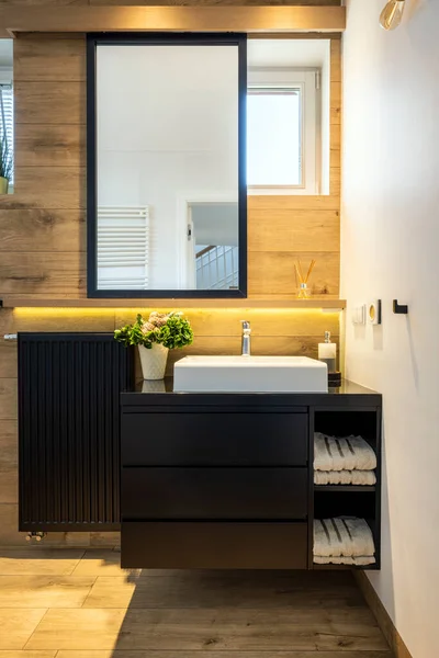 Moderno Banheiro Pequeno Elegante Apartamento Acabamento Branco Madeira — Fotografia de Stock