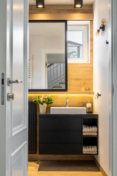 Moderno Banheiro Pequeno Elegante Apartamento Acabamento Branco Madeira — Fotografia de Stock