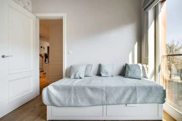 モダンなインテリアデザイン 木製の床付きのベッドルーム — ストック写真