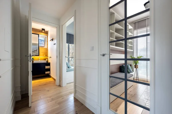 Modernes Interieur Flur Und Offene Türen Zum Badezimmer — Stockfoto