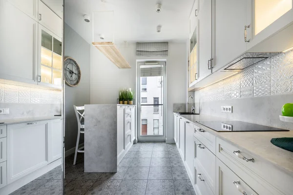 Modern Tasarım Beyaz Kaplamalı Dairede Açık Mutfak — Stok fotoğraf