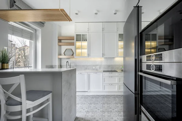 Μοντέρνα Εσωτερική Διακόσμηση Ανοιχτή Κουζίνα Στο Διαμέρισμα Λευκό Φινίρισμα — Φωτογραφία Αρχείου