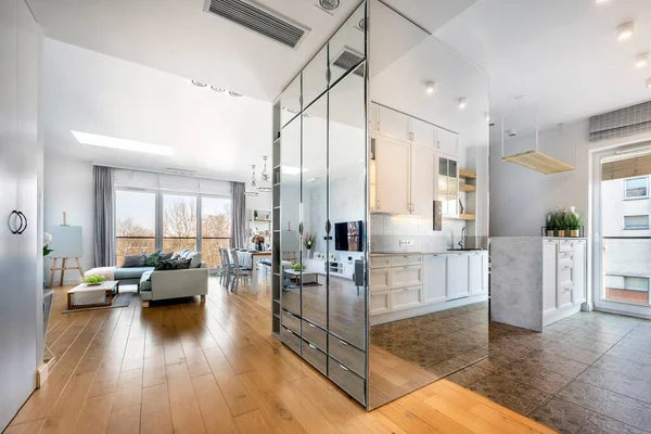 现代室内设计 公寓开放式厨房 白色装修 — 图库照片
