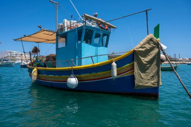 Malta 'nın Marsaxlokk köyünde geleneksel balıkçı tekneleri
