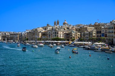 La Valetta marinasında yatlar - Malta 'nın başkenti.