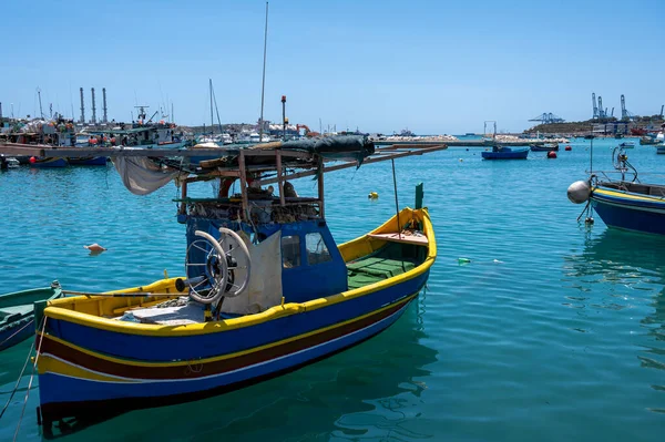 Malta Nın Marsaxlokk Köyünde Geleneksel Balıkçı Tekneleri — Stok fotoğraf