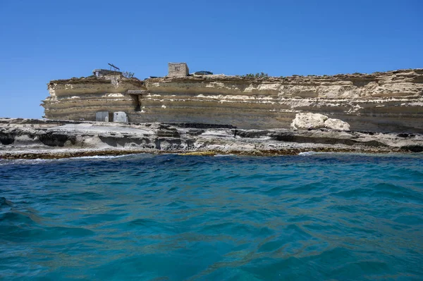 Sziklás Tengerpart Közelében Mediterrán Falu Marsaxlokk Málta Sziget — Stock Fotó