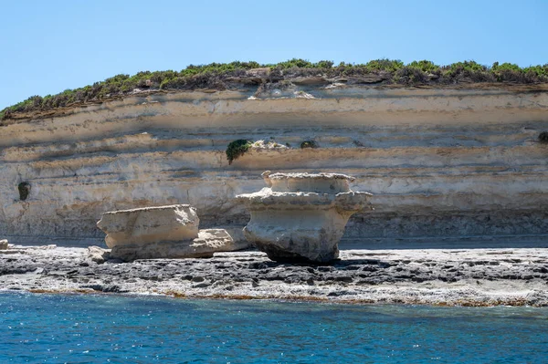 Sziklás Tengerpart Közelében Mediterrán Falu Marsaxlokk Málta Sziget — Stock Fotó