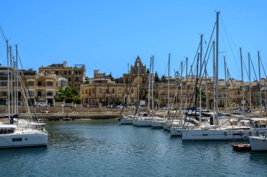 La Valetta marinasında yatlar - Malta 'nın başkenti.