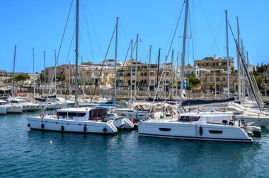 La Valetta marinasında yatlar - Malta 'nın başkenti.