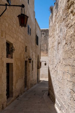 Güneşli bir günde Eski Şato Mdina, Malta 'da sokaklar